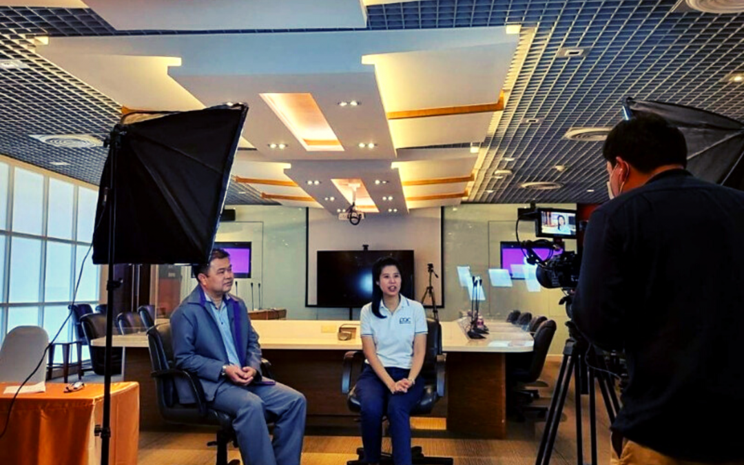 A photo of the atmosphere behind the photoshoot of an interview.